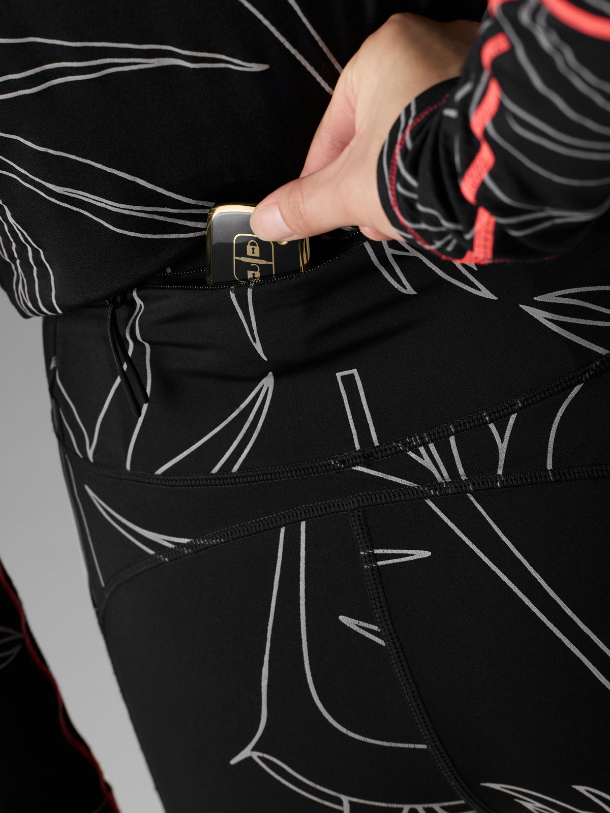 #Color_Black-Reflective